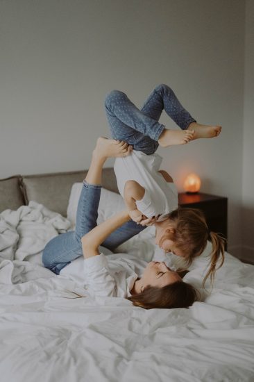 barn leker med mamma gemensam vårdnad