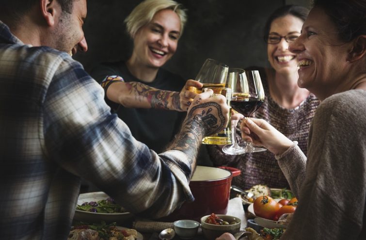 Dela lägenhet och fira med ett glas vin